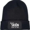 Merkloos Muts Zwart – Aprés Skien Kan Ik Wel - SoBAD. | Foute Apres Ski Outfit | Kleding | Verkleedkleren | Wintersport Beanie | Wintersport Dames En Heren -Casio Verkoop 1158x1200 2
