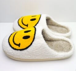 Happy Slippers -Smiley Pantoffel - Smiley Sloffen - Smiley Slippers - Pantoffels Dames & Heren - Happy Slippers - Lachende Pantoffel - Sloffen -Sloffen Met Smiley - Emoji Pantoffel - Emoji Slipper - Maat 39-40- Wit -Casio Verkoop 1200x1120 5