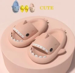 Geweo Haai Slippers - Shark Slides - Badslippers - Pantoffels Heren Dames - Douchepantoffels - Haaienpantoffels - Kerstmis - Kerstfeest - Christmas Gift - Zomer Antislip Platform Kussen Glijbanen Slippers - Roze - Maat 3940 -Casio Verkoop 1200x1173 7