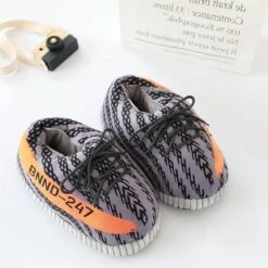 Yeezy - Sneaker Sloffen - Sneaker Pantoffels - Unisex - Grijs Met Oranje - Maat: 36/45 Onesize
