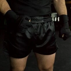 YESFIT - Kickboks Broekje - Zwart - Maat M - Dames + Heren - Extra Zekere Pasvorm - Leerlook Logo -Casio Verkoop 1200x1200 1429