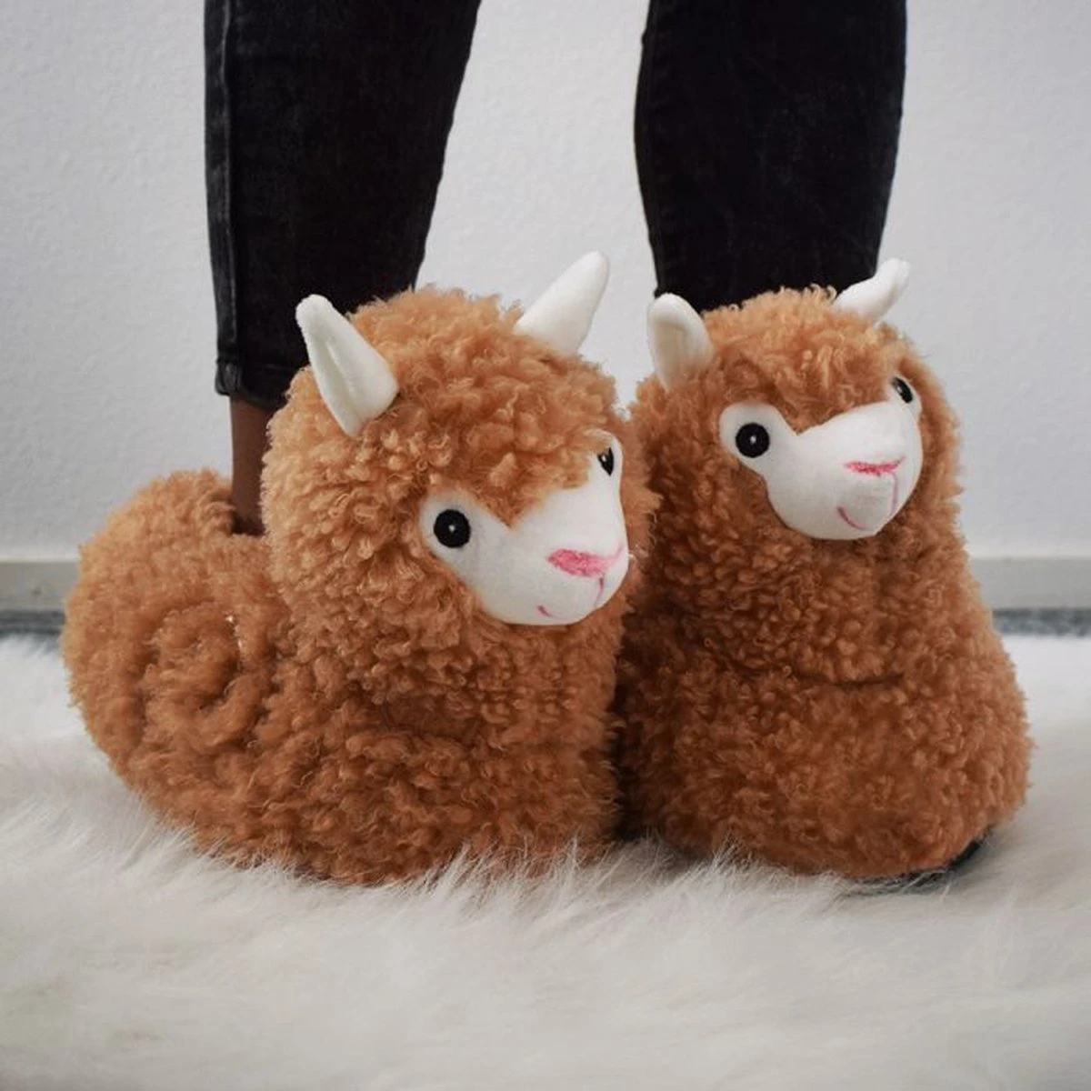 MikaMax Alpaca Sloffen - Lama Sloffen - Dieren Pantoffels - Super Zacht - One Size Fits All (36 T/m 41) 4 MikaMax Alpaca Sloffen - Lama Sloffen - Dieren Pantoffels - Super Zacht - One Size Fits All (36 T/m 41) - Afbeelding 2