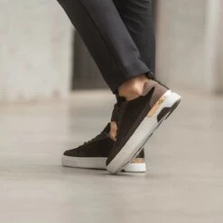 VO7 - DXB Suede Sneaker Boots Heren - Zwart - Goud - Suede Leer - Nette Heren Schoenen - Leren Lage Sneakers - Memory Shape Zolen Voor Extra Comfort - Herenschoenen - Maat 41 -Casio Verkoop 1200x1200 1553