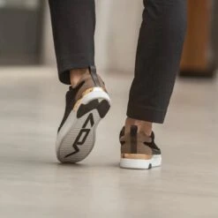 VO7 - DXB Suede Sneaker Boots Heren - Zwart - Goud - Suede Leer - Nette Heren Schoenen - Leren Lage Sneakers - Memory Shape Zolen Voor Extra Comfort - Herenschoenen - Maat 41 -Casio Verkoop 1200x1200 1555