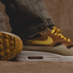 Nike Air Max 1 | PRM 'Ugly Duckling' | Pecan Yellow Orche | DZ0482-200 | Maat 43 | US Mens 9.5 | UK 8.5 | CM 27.5 -Casio Verkoop 1200x1200 1574