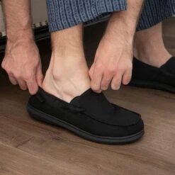 Pantoffels Heren - Sloffen - Mocassins - Zwart - Anti-slip - Maat 44/45 - Comfeet -Casio Verkoop 1200x1200 1633