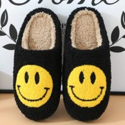 Budino Smiley Pantoffels - Smiley Sloffen - Pantoffels - Sloffen - Dames En Heren - Zwart - Maat 45/46 -Casio Verkoop 1200x1200 1670