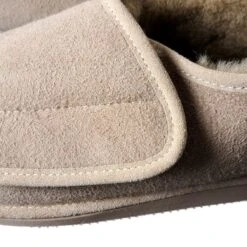 LuLu- Leren Schapenvacht Pantoffels - Sloffen Voor Dames & Heren- Ruime Instap Met Klittenband Sluiting - Stevige Harde Zool - Maat 43 -Casio Verkoop 1200x1200 1708