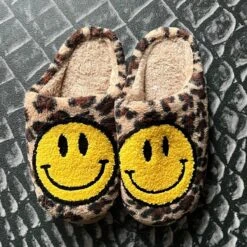 Smiley Sloffen Panter – Unisex Pantoffels Smiley – Smiley Slippers Tijger - Sloffen – Zachte Pantoffels – Gekke Sloffen – Sloffen Dames & Heren – Panter - Cadeau - Maat 37/38 -Casio Verkoop 1200x1200 1742