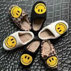 Smiley Sloffen Panter – Unisex Pantoffels Smiley – Smiley Slippers Tijger - Sloffen – Zachte Pantoffels – Gekke Sloffen – Sloffen Dames & Heren – Panter - Cadeau - Maat 37/38 -Casio Verkoop 1200x1200 1743
