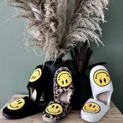 Smiley Sloffen Panter – Unisex Pantoffels Smiley – Smiley Slippers Tijger - Sloffen – Zachte Pantoffels – Gekke Sloffen – Sloffen Dames & Heren – Panter - Cadeau - Maat 37/38 -Casio Verkoop 1200x1200 1747