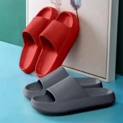 Geweo - Badslippers - EVA Slippers Heren Dames - Pillow Slides - Kerstmis - Kerstfeest - Christmas Gift - Unisex - Verdikte - Antislip - Lichtgewicht - Donker Grijs - Maat 36/37 -Casio Verkoop 1200x1200 1786