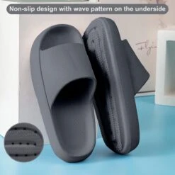 Geweo - Badslippers - EVA Slippers Heren Dames - Pillow Slides - Kerstmis - Kerstfeest - Christmas Gift - Unisex - Verdikte - Antislip - Lichtgewicht - Donker Grijs - Maat 36/37 -Casio Verkoop 1200x1200 1788