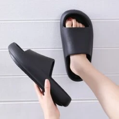 Geweo - Badslippers - EVA Slippers Heren Dames - Pillow Slides - Kerstmis - Kerstfeest - Christmas Gift - Unisex - Verdikte - Antislip - Lichtgewicht - Zwart - Maat 40/41 -Casio Verkoop 1200x1200 1791