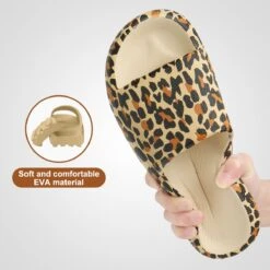 Geweo - Badslippers - EVA Slippers Heren Dames - Pillow Slides - Kerstmis - Kerstfeest - Christmas Gift - Unisex - Verdikte - Antislip - Lichtgewicht - Luipaardprint - Maat 38/39 -Casio Verkoop 1200x1200 1819