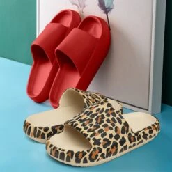 Geweo - Badslippers - EVA Slippers Heren Dames - Pillow Slides - Kerstmis - Kerstfeest - Christmas Gift - Unisex - Verdikte - Antislip - Lichtgewicht - Luipaardprint - Maat 38/39 -Casio Verkoop 1200x1200 1820