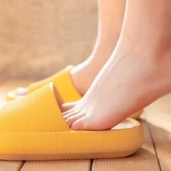 Geweo - Slippers Heren Dames - EVA Badslippers Unisex - Verdikte - Lichtgewicht - Super Zacht Aan Je Voeten - Anti-Slip En Stevig Voetbed - Anti-lawaai - Geel - Maat 38/39 -Casio Verkoop 1200x1200 1838
