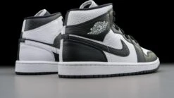 Nike Air Jordan Air Jordan 1 Mid 'Invert Black White' - Maat: 41 -Casio Verkoop 1200x675 14
