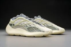 Adidas Yeezy 700 V3 Fade Salt ID1674 Maat 44 2/3 Kleur Als Op Foto Schoenen -Casio Verkoop 1200x800 136