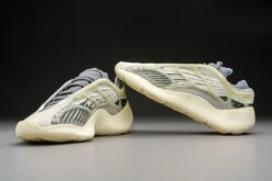 Adidas Yeezy 700 V3 Fade Salt ID1674 Maat 43 1/3 Kleur Als Op Foto Schoenen -Casio Verkoop 1200x800 341
