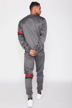 JC Blue Trainingspak Heren – Grijs - Rood Groen Streep - Tracksuit Heren - Joggingpak Heren - Maat M 8 JC Blue Trainingspak Heren – Grijs - Rood Groen Streep - Tracksuit Heren - Joggingpak Heren - Maat M -Casio Verkoop 800x1200 77